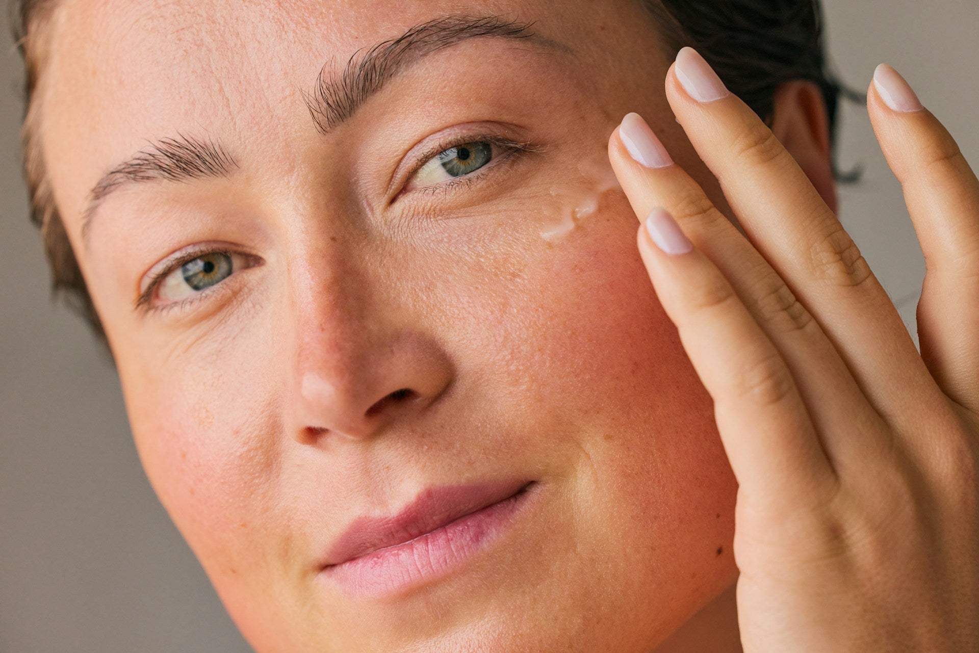 Women applying Retinal Cream